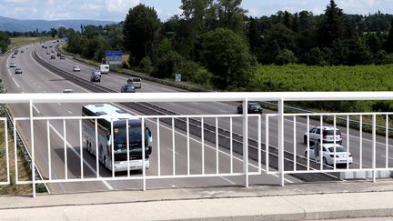 L'homme de 34 ans qui menaçait de sauter d'un pont, le 13 mai 2017, a expliqué qu'il vivait mal une récente séparation, selon "Le Parisien". (MAXPPP)