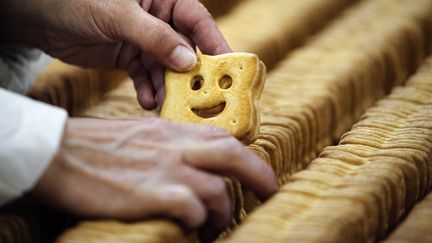 Un salari&eacute; surveille la cha&icirc;ne de production dans l'usine fran&ccedil;aise de BN &agrave; Vertou (Loire-Atlantique).&nbsp; (JEAN-SEBASTIEN EVRARD / AFP)