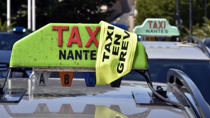 Un taxi "en gr&egrave;ve" &agrave; Nantes (Loire-Atlantique), le 8 juin 2015, apr&egrave;s l'annonce du lancement du service UberPop dans cette ville. (GEORGES GOBET / AFP)