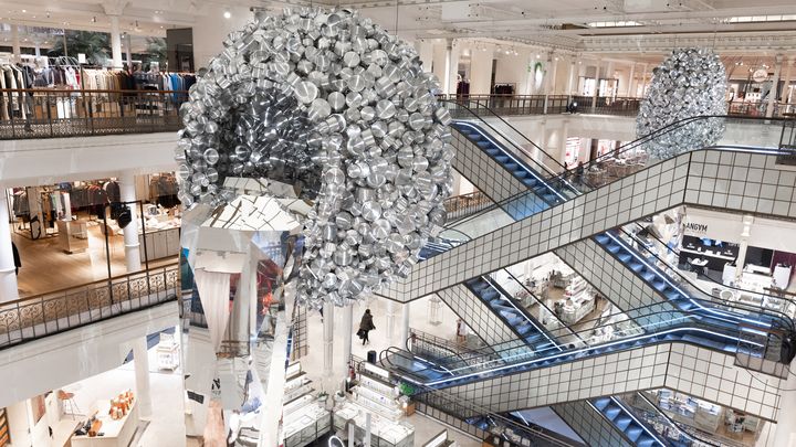 Exposition de l'artiste contemporain Subodh Gupta au Bon Marché à Paris, janvier 2023 (JOEL SAGET / AFP)