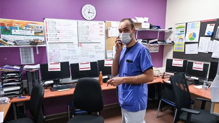 Un infirmier de l'hôpital Nord-Ouet de Villefranche-sur-Saône,&nbsp;pendant une attaque informatique, le 16 février 2021. (PHILIPPE DESMAZES / AFP)