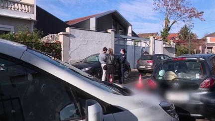 Des policiers devant le pavillon où une soirée clandestine a été organisée et a dégénéré en plein confinement, le 14 novembre 2020 à Joinville-le-Pont (Val-de-Marne). (FRANCE TELEVISIONS)