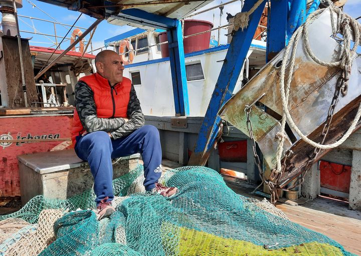 Lorenzo Nieddu, pêcheur de Porto Torres (Sardaigne), en avril 2021. (BRUCE DE GALZAIN / RADIO FRANCE)