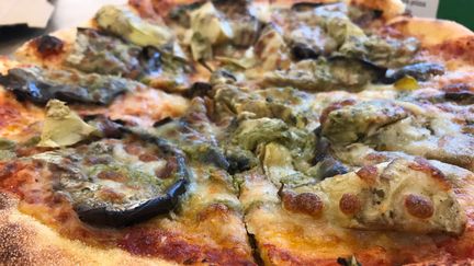 Une pizza comme on en trouve dans les restaurants italiens. Photo d'illustration. (FRANCK DAUMAS / FRANCE-BLEU DRÔME-ARDÈCHE / RADIO FRANCE)