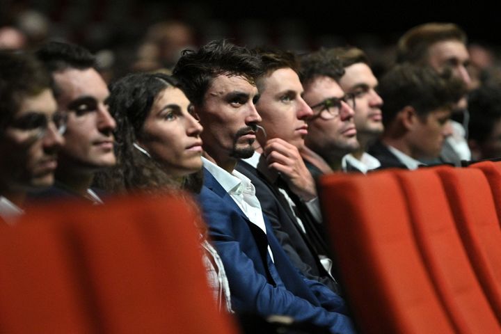 Julian Alaphilippe entouré de Tadej Pogacar et d'Elisa Balsamo lors de la présentation du Tour de France 2022, dimanche 14 octobre 2021. (ANNE-CHRISTINE POUJOULAT / AFP)