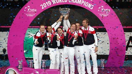 L'équipe de France de Fed Cup, vainqueur finale du trophée, le 10 novembre 2019 à Perth (Australie). (GARY DAY / AAP / AFP)