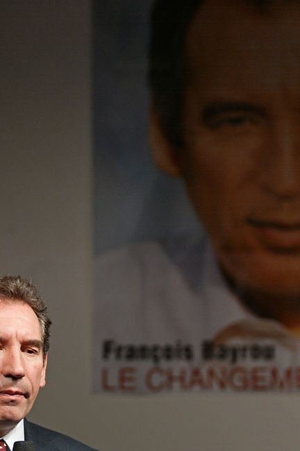 Le président de l'UDF, François Bayrou, s'adresse aux journalistes le 23 avril 2002 lors d'une conférence de presse (DANIEL JANIN / AFP)