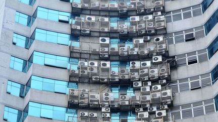 Climatiseurs sur la fa&ccedil;ade d'un immeuble de Fuzhou (Chine), le 25 mai 2012. (QUIRKY CHINA NEWS / REX / SIPA)