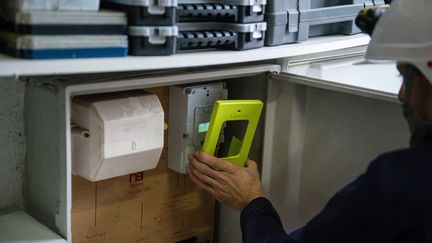 Un technicien installe un compteur électrique Linky dans une habitation à Sequedin (Nord), le 5 janvier 2018. (MAXPPP)