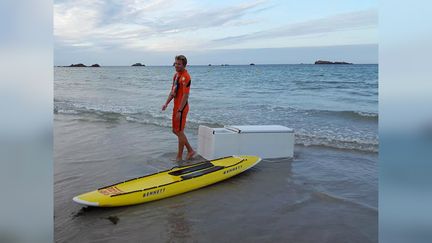 Un sauveteur en mer et le frigo abandonné,&nbsp;près de Morlaix (Finistère), le 31 août 2018. (SNSM PRIMEL PLOUGASNOU / FACEBOOK)