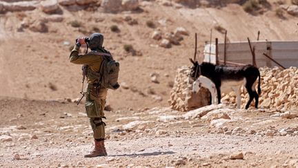 Un soldat israélien patrouille dans le village bédouin palestinien de Tala, en Cisjordanie occupée, le 26 octobre 2023. (THOMAS COEX / AFP)