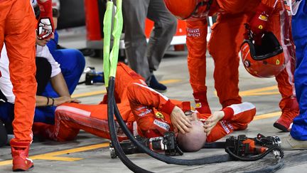 Le mécanicien renversé par Raikkonen, le 8 avril 2018 à Bahreïn. (GIUSEPPE CACACE / AFP)