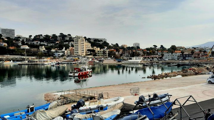 La base nautique du Roucas-Blanc, près des plages du Prado, est en pleine transformation pour accueillir plus de 300 athlètes durant les Jeux de Paris 2024. (JÉRÔME VAL / RADIO FRANCE)