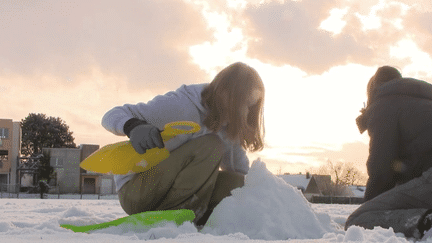 En Normandie, il est tombé plus de 10 centimètres de neige. L'Eure, l'Orne, le Calvados et la Seine-Maritime sont particulièrement touchés. Les transports scolaires sont à l’arrêt et de nombreuses écoles sont aussi restées fermées. (France 2)