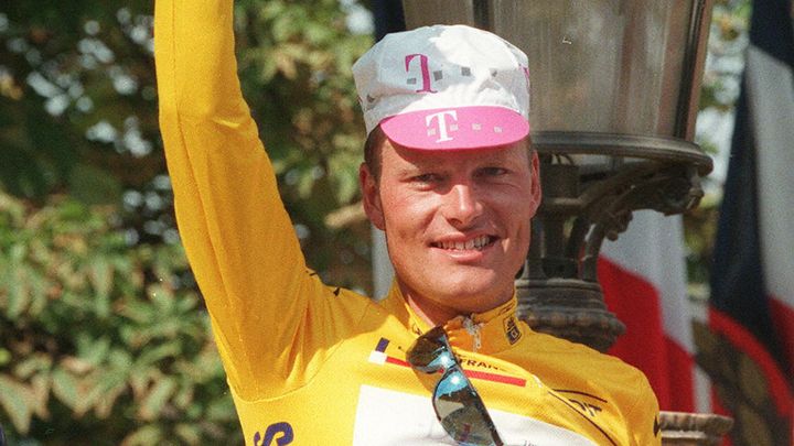 Bjarne Riis, le 21 juillet 1996 &agrave; Paris, remporte le Tour de France. (PASCAL PAVANI / AFP)