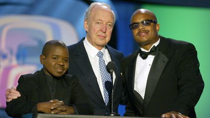 Gary Coleman, Conrad Bain et Todd Bridges, les trois acteurs principaux de la s&eacute;rie "Arnold et Willy", lors d'une c&eacute;r&eacute;monie &agrave; Hollywood (Etats-Unis), le 2 mars 2003.&nbsp; (KEVIN WINTER / GETTY IMAGES )