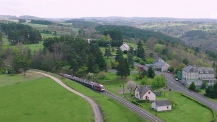 Dans l’Aveyron, les équipes de France Télévisions sont allées à la rencontre d’un homme qui se démène pour sauver une ligne de train. Il est irlandais, il a complètement craqué pour cette ligne qui relie Béziers à Clermont-Ferrand, l’une des plus belles d’Europe.