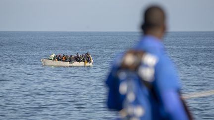 Un bateau de migrants au large de la Tunisie, le 30 octobre 2022. (YASSINE GAIDI / ANADOLU AGENCY / AFP)