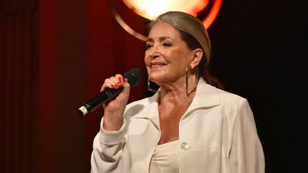 L'actrice Françoise Fabian a revêtu sa casquette de chanteuse&nbsp;lors du Fnac Live à Paris, le 7 juillet 2018. (DAN PIER / CROWDSPARK / AFP)