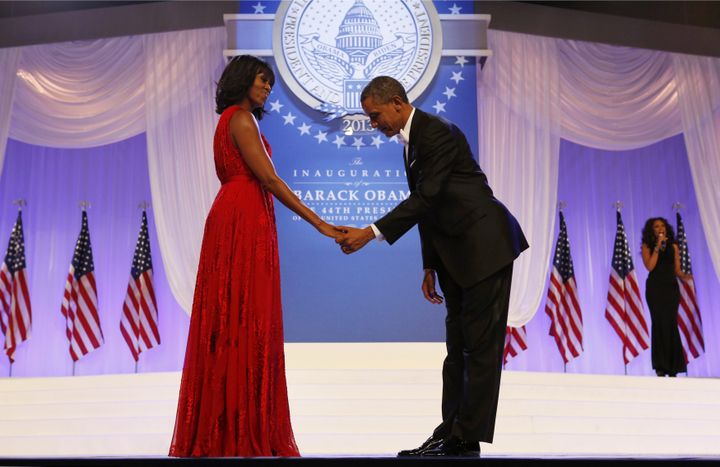 Le président américain s'incline devant la Première Dame, le 21 janvier 2013, au bal inaugural de son nouveau mandat, à Washington.&nbsp; (KEVIN LAMARQUE / REUTERS)