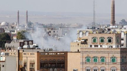 Des fusées s'élèvent du nord de Sanaa après le tir d'un missile contre la maison d'un chef de tribu, le 24/05/2011 (AFP/Gamal NOMAN)