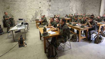 &nbsp; (Formation des réservistes sur le terrain militaire à Montmorillon dans la Vienne © MaxPPP)