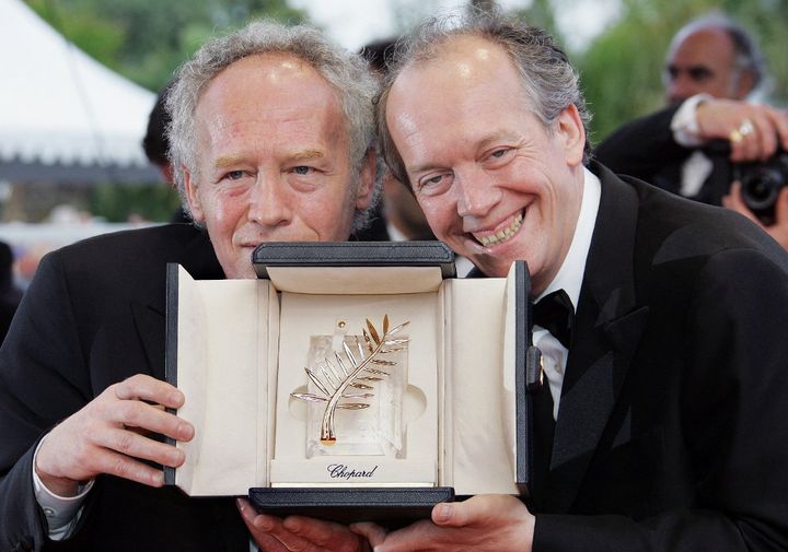 Les réalisateurs belges Jean-Pierre (à gauche) et Luc Dardenne posent le 22 mai 2005 avec leur Palme d'Or pour leur film "L'Enfant", décroché la veille, lors de la 58e édition du Festival international du film de Cannes, sur la Côte d'Azur. (FRANCOIS GUILLOT / AFP)