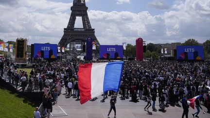 Un drapeau français a été déployé au Trocadéro, devant la tour Eiffel, le 8 août 2021, lors de la cérémonie de passage de témoin entre Tokyo 2020 et Paris 2024. (FRANCOIS MORI / SIPA)