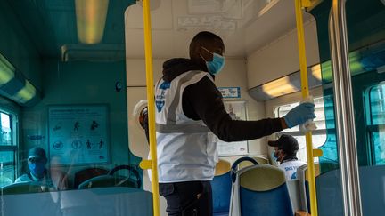 Un homme désinfecte des surfaces du RER D, pour éviter la propagation du covid 19, à Paris, le 22 mai 2020.&nbsp; (VALENTINA CAMU / HANS LUCAS)