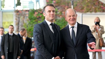 Le chancelier allemand Olaf Scholz (à droite) serre la main du président français Emmanuel Macron alors qu'il arrive pour une réunion avec le président américain et le premier ministre britannique à la Chancellerie à Berlin, le 18 octobre 2024. (RALF HIRSCHBERGER / AFP)