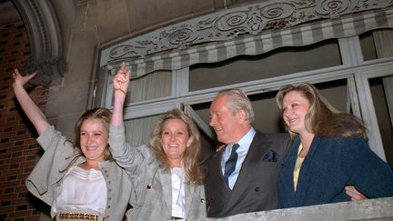 Jean-Marie Le Pen et ses trois filles (de gauche à droite : Marine, Yann et Marie-Caroline), le 24 avril 1988 au soir du premier tour de l'élection présidentielle, dans leur résidence de Saint-Cloud (Hauts-de-Seine). (PIERRE GUILLAUD / AFP)