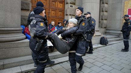 La militante écologiste Greta Thunberg est évacuée par la police lors d'une action de blocage du ministère norvégien des Finances, à Oslo, le 1er mars 2023. (JAVAD PARSA / NTB / AFP)