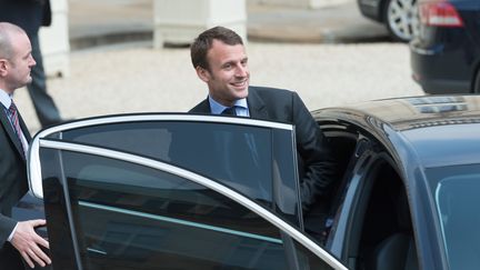 Le ministre de l'Economie, Emmanuel Macron, quitte l'Elysée, le 8 juin 2016. (WITT / SIPA)