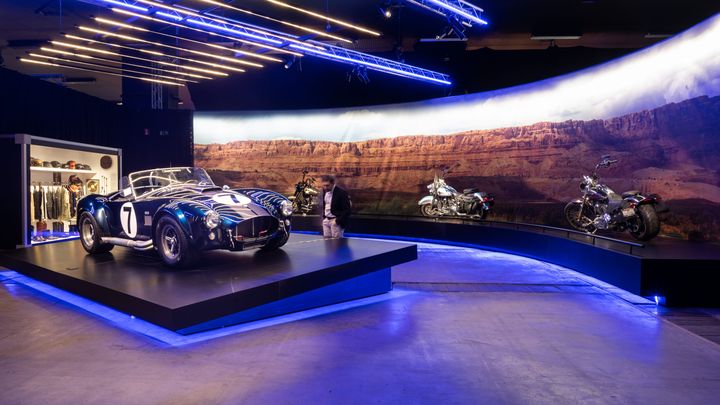 L'exposition présente, en plus de trois Harley-Davidson, une voiture cabriolet Cobra dans laquelle l'acteur était souvent photographié, lorsqu'il était à Los Angeles (Etats-Unis). (TEMPORA 2023)