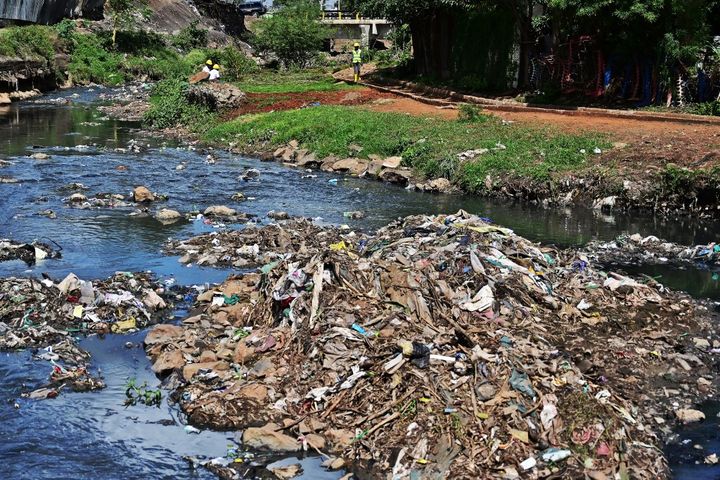 La rivière Nairobi, qui traverse la capitale du Kenya, charie des centaines de tonnes de détritus, en particulier des plastiques. (TONY KARUMBA / AFP)