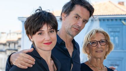 L'actrice&nbsp;Nina Meurisse, le réalisateur Boris Lojkine et la mère de la journaliste Camille Lepage tuée en Centrafrique en 2014, Maryvonne Lepage, lors d'un photocall pour le film&nbsp;"Camille". (YOHAN BONNET / AFP)