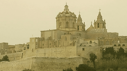 Mdina, ville médiévale de Malte fût construite par les Arabes sur des remparts pour proteger la cité des invasions.
 (France2 / Culturebox)