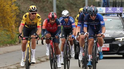 Valentin Madouas (à droite), devant son coéquipier Stefan Küng, à l'avant de la course A travers la Flandre, le 29 mars 2023. (DAVID PINTENS / AFP)