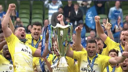 Les rugbymen de La Rochelle ont été sacrés champions d’Europe et conservent leur titre. Les joueurs se sont imposés en finale de la Champions Cup en renversant les Irlandais du Leinster (27-26) à Dublin (Irlande). Une victoire célébrée par l’équipe sur place et par les habitants de La Rochelle samedi soir. (franceinfo)