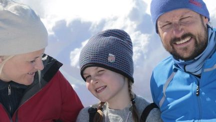 Le prince héritier Haakon-Magnus et la princesse Mette-Marit avec la princesse Ingrid Alexandra, 9 ans, dans les montagnes de Beitostoelen (Norvège), le 13 avril 2013.

Née le 21 janvier 2004, la princesse Ingrid Alexandra, est la première fille du prince héritier Haakon-Magnus et de la princesse Mette-Marit. Elle occupe la deuxième place dans l'ordre de succession au trône, suivie par son frère Svere Magnus, 7 ans.

Depuis 1990, la règle de  succession est celle de la stricte primogéniture.

 (ASERUD LISE/NTB SCANPIX MAG/NTB scanpix/AFP)