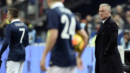 Didier Deschamps observe ses joueurs lors de France-Pays-Bas (FRANCK FIFE / AFP)