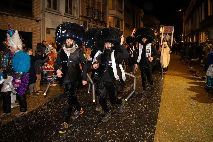 Des participants au carnaval d'Alost (Belgique) déguisés en juifs orthodoxes, le 23 février 2020. (JAMES ARTHUR GEKIERE / BELGA MAG)