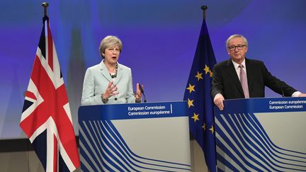 La Première ministre britannique, Theresa May, et le président de la Commission européenne, Jean-Claude Juncker, le 8 décembre 2017, à Bruxelles (Belgique). (EMMANUEL DUNAND / AFP)