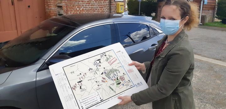 Julie Sandri, dirigeante de l'assocation SOS de nos campagnes 80, montre sur une carte les différents parcs d'éoliennes construits ou en projet à Montagne-Fayel (Somme), mai 2021 (ETIENNE MONIN / FRANCEINFO / RADIO FRANCE)