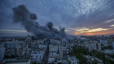 Des avions de combat israéliens ont ciblé la tour Palestine dans la ville de Gaza, le 7 octobre 2023 après que des roquettes ont été lancés depuis la bande de Gaza plus tôt dans la journée. (MOHAMMED SABER / EPA)