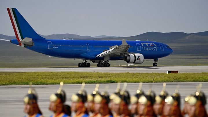 L'Airbus A320 d'Ita Airways, lors du voyage du pape en Mongolie, en septembre 2023. (PEDRO PARDO / AFP)