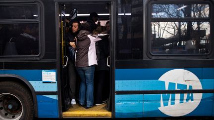 Les taxis pris &eacute;taient pris d'assaut t&ocirc;t mercredi, les bus &eacute;taient d&eacute;j&agrave; bond&eacute;s, des milliers de taxis pris d'assaut, et certaines rues tr&egrave;s embouteill&eacute;es. (ANDREW BURTON / GETTY IMAGES NORTH AMERICA / AFP)