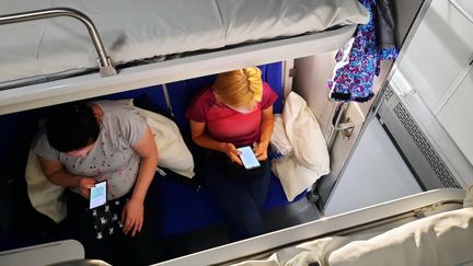 Passagères du train de nuit vers l'Ukraine, le 31 octobre 2022. (AGATHE MAHUET / RADIO FRANCE)