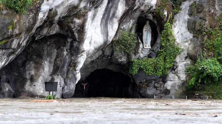 Les sanctuaires&nbsp;de Lourdes (Hautes-Pyr&eacute;n&eacute;es) partiellement inond&eacute;s par le d&eacute;bordement du gave, le 18 juin 2013. (LAURENT DARD / AFP)