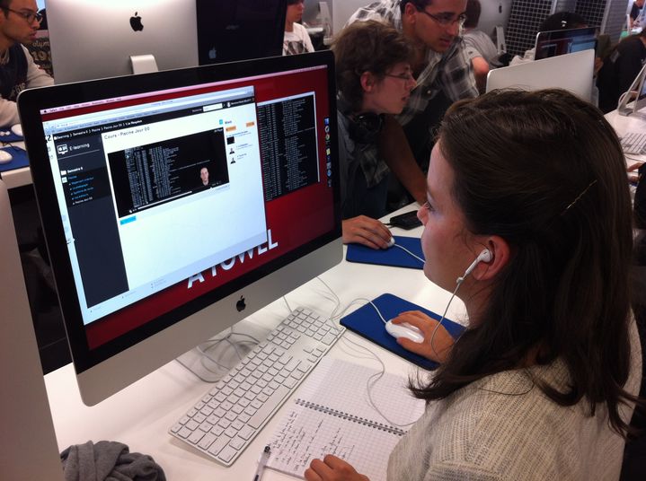 Des tutoriels vid&eacute;o apprennent aux &eacute;l&egrave;ves de 42 &agrave; ma&icirc;triser les commandes de base du "shell", utilis&eacute; pour piloter le syst&egrave;me d'exploitation sans passer par une interface graphique. (MARION SOLLETTY / FRANCETV INFO)